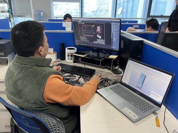 图：禾川科技工程师使用6163银河产品在设计绘图